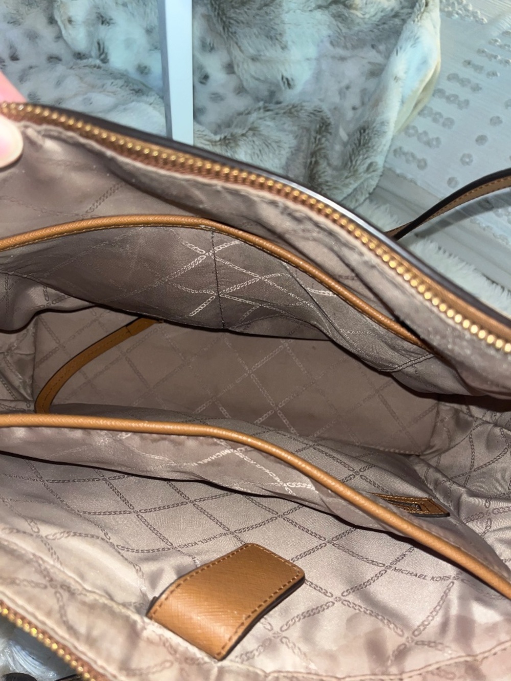 Michael Kors Voyager Large Tote - Picture 6 of 11